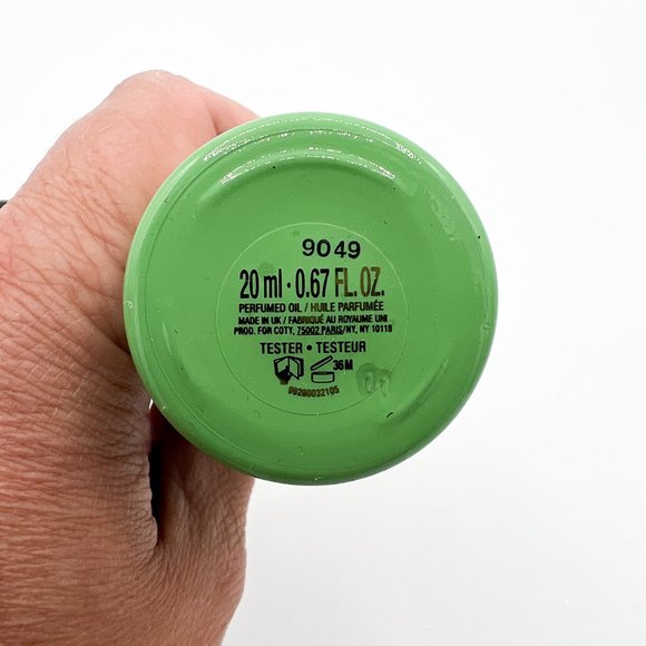 Gucci The Alchemist's Garden A Forgotten Rose Perfumed Oil - Picture 4 of 4